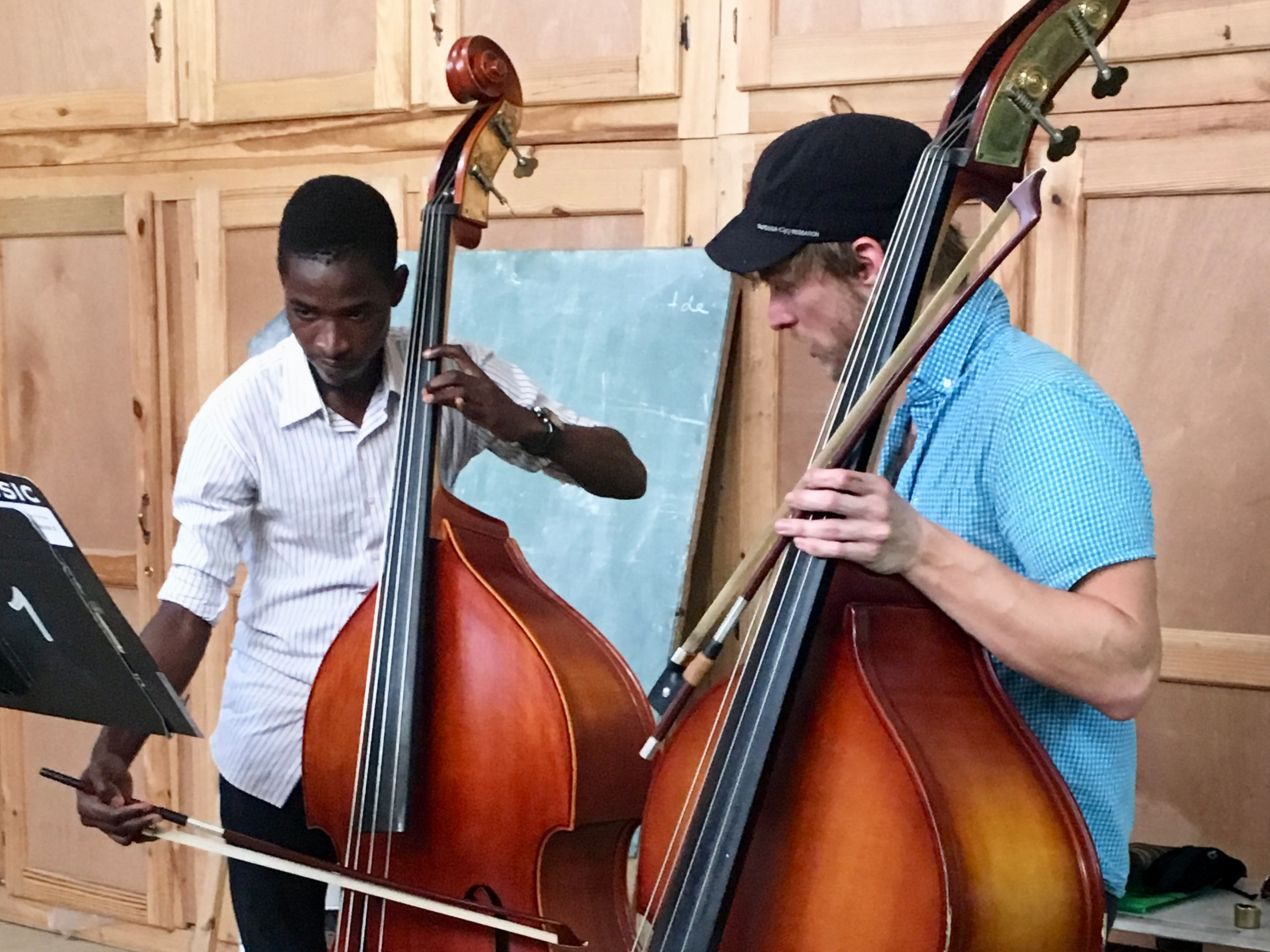 Jens Tenbroek with a bass student